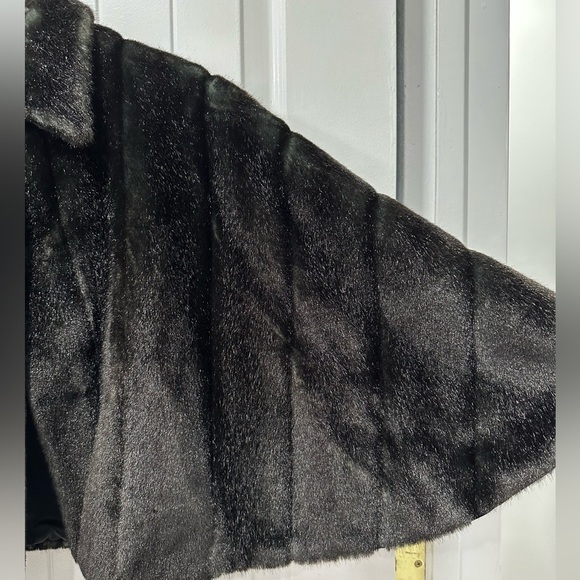 La Maison de la Fausse Fourrure x Sak Fifth Avenue Vintage Faux Fur Cape - Picture 2 of 11